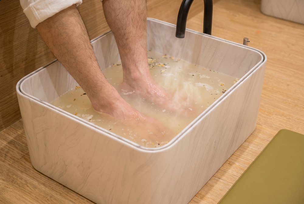 花びらの浮かぶアロマ足湯